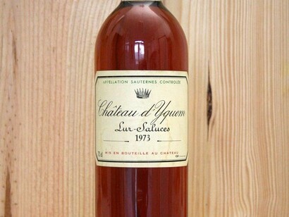 Una bottiglia di Château d’Yquem del 1973, il colore cambia nel corso degli anni. L’affinamento dura almeno 24 mesi, ma il vino raggiunge la sua piena espressione aromatica e complessità solo dopo decenni di evoluzione in bottiglia