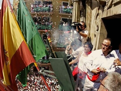 Pamplona. Chupinazo desde el balcón del ayuntamiento