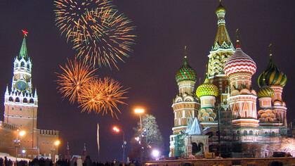 Fuegos artificiales navideños en la impresionante Plaza Roja de Moscú