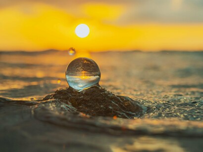 Muitos sonhos morrem porque falta a quem sonha a esperança, que é o adubo mais potente para que eles floresçam e deem frutos saborosos, quem não cuida dos próprios sonhos perde a oportunidade de viver uma vida intensa de verdade, cheia de altos e baixos, sim, mas plena de crescimento pessoal, e evoluir é importante, nascemos e nos desenvolvemos fisiologicamente de forma natural, mas mentalmente é necessário esforço e comprometimento