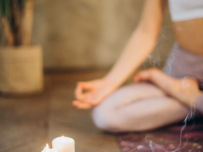 Meditating with an aromatic candle to feel the resonance of the Earth