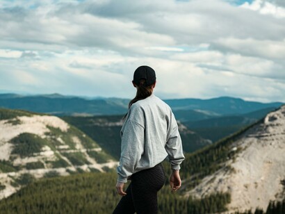 Fille à la montagne. Lorsque les processus vitaux et relationnels sont transformés en étapes à franchir, la lutte pour le pouvoir et l'acceptation s'installe