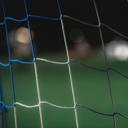 Sul piano del gioco, il calcio italiano mantiene una forte identità strategica, ma paga un gap di intensità rispetto ai ritmi imposti dalle squadre europee più avanzate