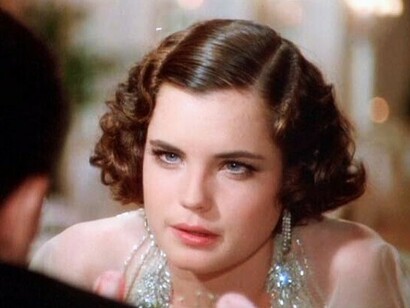 Deborah, dolce e impertinente allo stesso tempo, fa capire a Noodles che il loro amore è impossibile