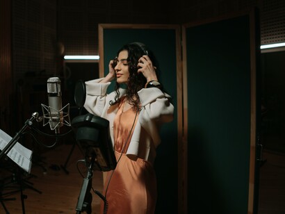 Cantora gravando em estúdio