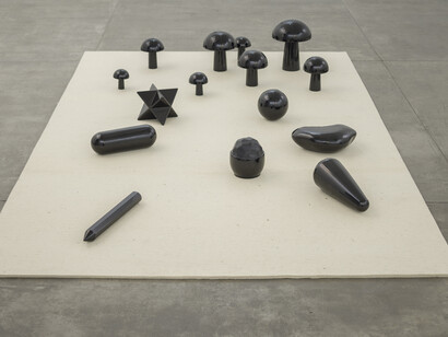 José Damasceno, Sobre o Objeto de 8º Grau, 2013, Obsidiana e feltro, 2 peças de feltro, 183 x 300 cm (cada), 25 peças de obsidiana, 30 x 30 cm (cada). Fotografia Eduardo Ortega. Cortesia Galeria Fortes Vilaça, Vista da exposição em Galeria Fortes Vilaça, São Paulo, 2013