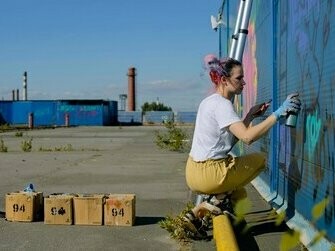 Artista produz seu grafitti. Há governos que querem calar as vozes das pessoas por trás das reclamações, ou perseguir estas obras de arte pelo que representam