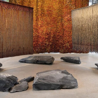 Olga de Amaral, vue de l'exposition. Avec l'aimable autorisation de la Fondation Cartier
