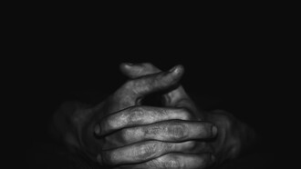 A obsessão aprisiona, o medo esvazia e o tédio, a mesmice é o que resulta do presente negado