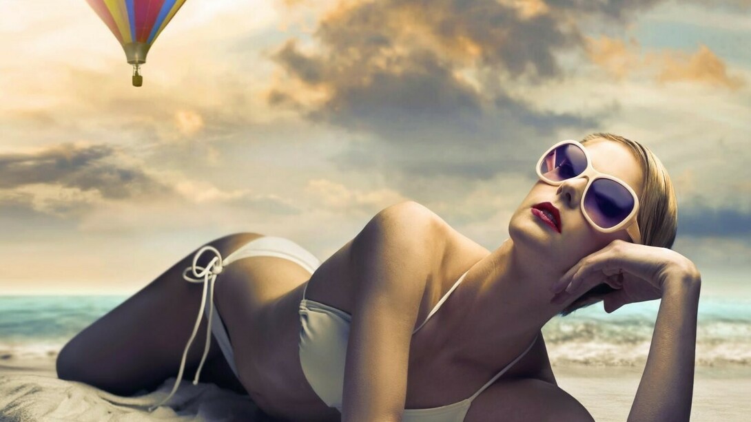 Tomando el sol bajo las nubes