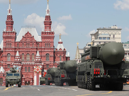 Un misil nuclear ruso pasa por la Plaza Roja de Moscú (Rusia) durante un desfile militar el pasado 24 de junio de 2020