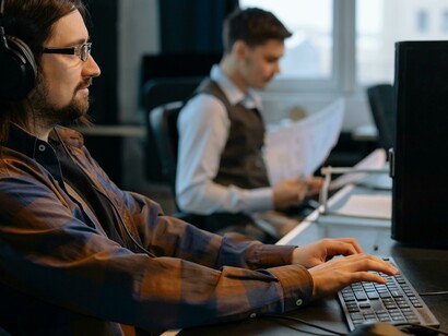 La transformación digital permite a las organizaciones ser más ágiles y responder rápidamente a los cambios del mercado mediante el uso de tecnologías como el big data y la inteligencia artificial