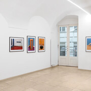 Jörg Sasse, Red doors, ausstellungsansicht. Mit freundlicher genehmigung der Galerie nächst St. Stephan