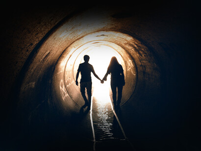 Pareja se toma de la mano mientras caminan hacia los desconocido. El mundo de hoy exige que salgamos de nuestra zona de confort y experimentemos