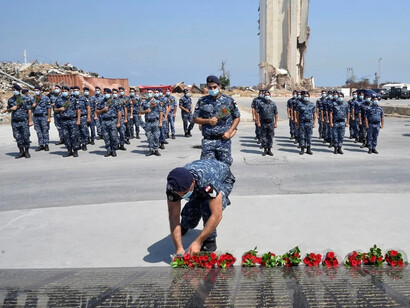 Fuerzas de Seguridad Interna libanesas colocan flores frente a un monumento en memoria de las víctimas de la explosión en el puerto de Beirut, Líbano