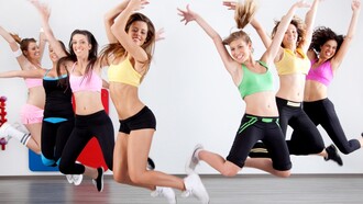 Ponerse en forma en el gimnasio haciendo aerobic