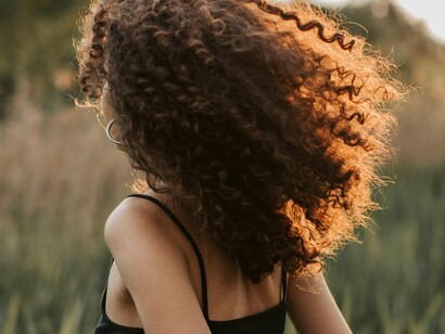 O processo de se amar exige reaprender a olhar para si mesma com um olhar mais gentil. Nessa jornada, uma ajuda profissional pode fazer toda a diferença. Procurar uma psicóloga ou terapeuta é um passo que pode nos abrir para novas perspectivas, nos ajudando a enxergar os pontos cegos que carregamos