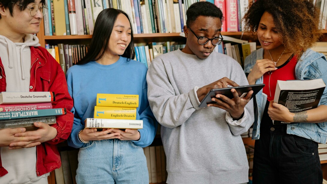 Como educadora, percebo que a estratégia utilizada em classe permitiu aos estudantes expressarem suas pensamentos e opiniões sobre o livro que haviam lido. E, o mais importante, a atitude do professor permitiu que os estudantes se sentissem escutados. Não se tratava de concordar com tudo o que os estudantes falavam; justo o contrário, se tratava de escutá-los e, a partir dessa escuta, questioná-los novamente, exigindo uma reflexão constante sobre os próprios argumentos