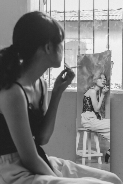 Se encontraba, a medias luces proyectadas sobre la piel maciza, resplandeciente, blanca. Y se miraba