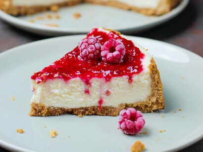 Fetta di cheescake ai lamponi: "La mattina successiva la passai tutta a preparare una cheesecake golosa, al formaggio bianco
previsto nella ricetta"