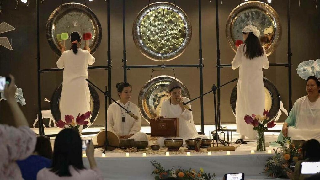 The gong strikes as the retreat begins