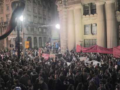 Em 2024, o tema "De Golpe em Golpe" destaca a contínua luta contra as injustiças sociais e políticas