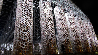 En la Bienal de Venecia del 2017 y Documenta 14, los curadores de ambos eventos incluyeron a sus compañeros (as) sentimentales en la programación de la exhibición