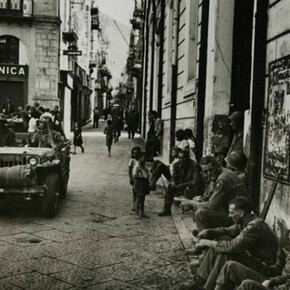Robert Capa (1913-1954) “Conquered Town, Cefalu, Sicily”, July 26, 1943, silver gelatin print on glossy fibre paper, printed by August 23, 1943, 17,4 (18,5) x 17 (18,1) cm, Robert Capa © ICP / Magnum Fotos / Agentur Focus, Courtesy: Galerie Daniel Blau Munich/London