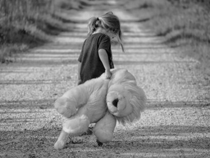 Según la teoría del apego, los seres humanos estaríamos predispuestos a necesitar a otro que nos aporte confort y seguridad