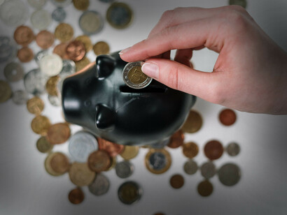 Pagamenti online. Le informazioni che permettono di accedere al vostro conto in banca viaggiano sulla rete da voi al venditore, passando per la vostra banca, e in qualche modo, a parte rare e sfortunate eccezioni, i pagamenti vanno a buon fine senza disagi per nessuna delle parti coinvolte