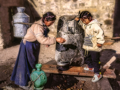 Tibet – Raccolta dell’acqua nei pressi del monastero di Shalu, foto Sergio Pessolano