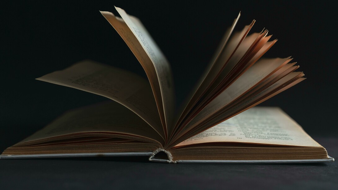 Cabo Verde era um país pequeno, pobre e periférico, considerado inviável, sem riquezas naturais que pudessem auspiciar um futuro materialmente confortável e integrava o grupo de países menos avançados do mundo, os PMA. Como é que passados 50 anos conseguimos não só sobreviver como somos agora um país de desenvolvimento médio alto, conforme anunciado recentemente pelo Banco Mundial, o que nos orgulha, apesar dos enormes desafios que ainda persistem, nomeadamente no combate a pobreza