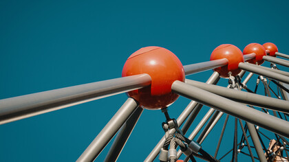 Estrutura metálica em forma de ligações químicas remete a imagens utilizadas para o ensino de física