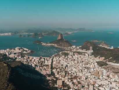 Vista aérea da cidade do Rio de Janeiro, antiga capital do Brasil. A historiografia brasileira contemporânea busca integrar abordagens amplas e específicas para compreender os eventos históricos, desde as experiências individuais até os processos macroestruturais