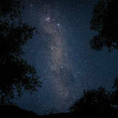 Noche estrellada. Bruno propuso que pueden existir otros cuerpos más, que no los vemos por la simple razón de que estos están más lejos y de que son muy pequeños