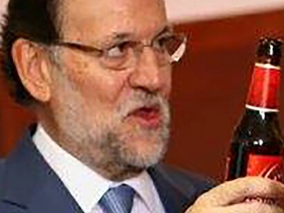 Mariano Rajoy con un botellín de cerveza
