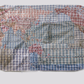 Dan Halter, Rifugiato mappa del mondo (China-centric) 1, 2019, Found plastic-weave bags, 183 x 380 cm. Courtesy Dan Halter and Osart Gallery