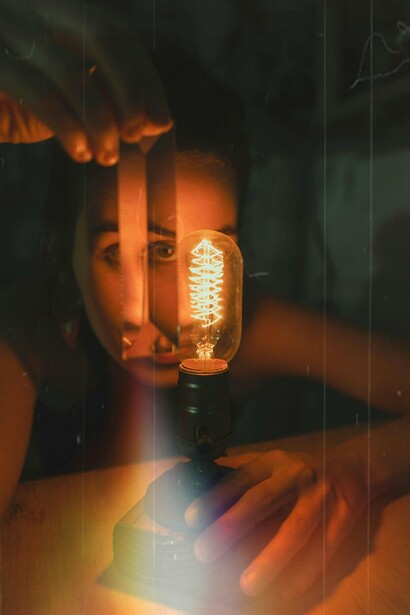 Em meio a reflexos e penumbra, a imagem transforma luz em confronto emocional. Há momentos em que sobreviver começa justamente quando já não se aceita o silêncio da noite