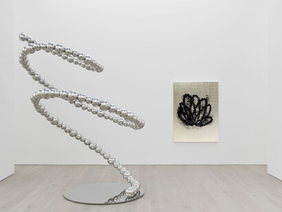 Jean-Michel Othoniel, View of the exhibition “Dark Matters” at Perrotin New York. Jean-Michel Othoniel / ADAGP, Paris 2018. Photo: Guillaume Ziccarelli