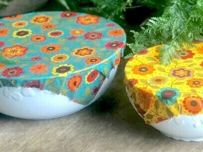 Potes cobertos com embalagem de cera de abelha