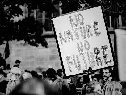 Portant des messages en faveur de la planète, ces manifestants réclament une transition écologique qui intègre les coûts réels de l’IA et du numérique