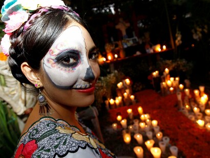 Joven vestida para el Día de Muertos