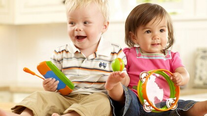 Dos niños aprendiendo a hacer música