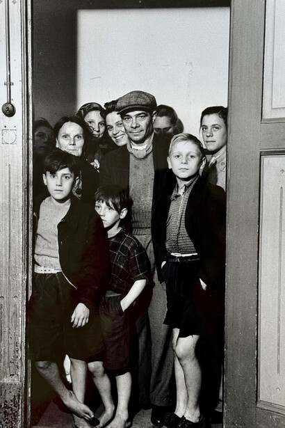 Ad Windig, People waiting for the distribution of shoes and clothes from the United States, 1945. Courtesy of PAN Amsterdam