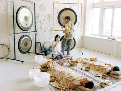 Gongo. Digamos então, que se trata de esculturas, esculturas sonoras, difusoras de som, dignas de apreciação e valorização, mas certamente dignas de serem ouvidas, pela nossa audição, mas também pelo tato, pelo espírito