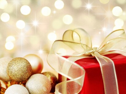 Regalo y bolas de Navidad