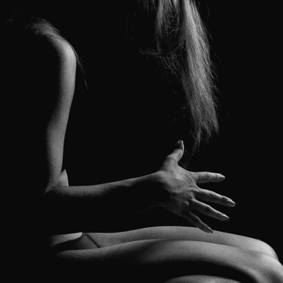 Me dolía el vientre y toda la zona pélvica por dentro, por delante, por detrás, la espalda baja, la cintura y la pierna derecha. Esa vez, tampoco me moví