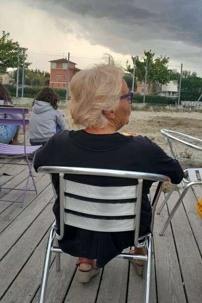 La regista e il temporale. All’inizio c'era il sole, lentamente poi, il sole ha ceduto il passo a nuvoloni sempre più scuri e minacciosi. Foto di Cesare Albertano