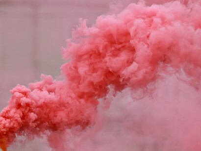 Fumo rosa. Un passato che però è simile a un castello di sabbia destinato irrimediabilmente a sgretolarsi sotto il fuoco incrociato della memoria falsificatrice e dell'universo distopico presente