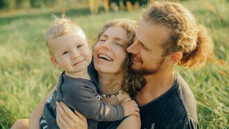 Una famiglia felice. Diventare genitori significa cominciare una delle avventure più entusiasmanti: trovare il modo di tradurre la meraviglia del mondo e la complessità dell’esistenza in termini che un bambino possa comprendere